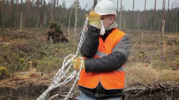 Werknemer met touw in de open lucht in bos — Stockvideo