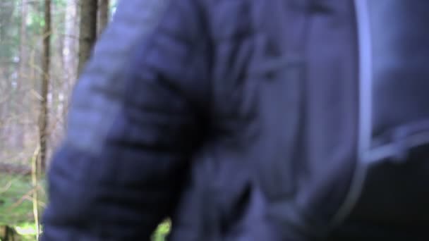 Турист с планшетным ПК и мачете в лесу — стоковое видео