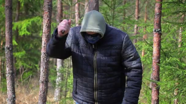 Людина з мачете в лісі — стокове відео