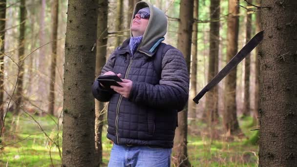 Vandrare med tablet Pc i skogen — Stockvideo