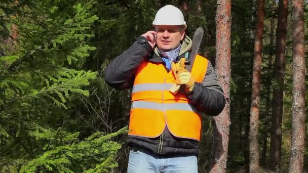 Trabalhador com facão na floresta — Vídeo de Stock