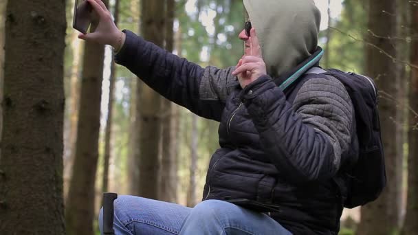 Турист с планшетным ПК сделал селфи в лесу — стоковое видео