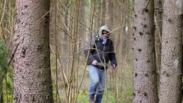 Турист с мачете, рюкзак планшетный компьютер в лесу — стоковое видео