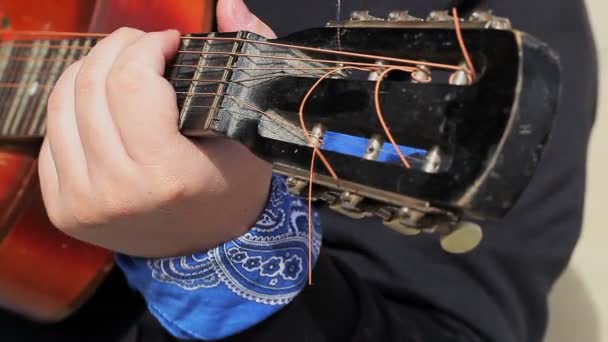 Człowiek gra na gitarze — Wideo stockowe