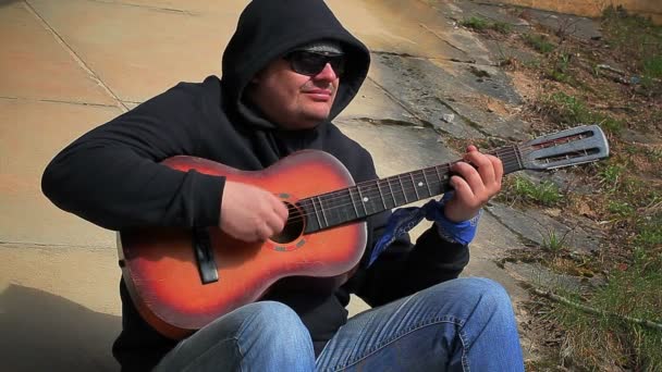 Uomo che suona la chitarra all'aperto — Video Stock