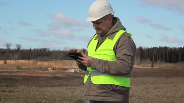 Ingeniero trabajando con tablet PC en el campo — Vídeo de stock