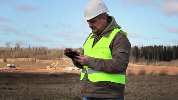 Ingenieur met tablet Pc op het veld — Stockvideo