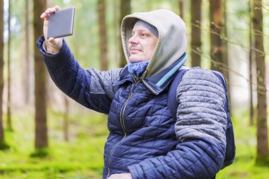 Tablet Pc ormandaki ile filme uzun yürüyüşe çıkan kimse
