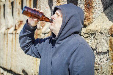 Alkol duvarının yakınında erkeklerle