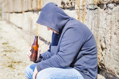 Alkol yakınındaki duvara açık erkeklerle