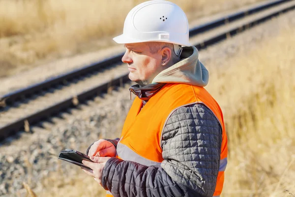 Залізничний інженер з планшетним ПК біля залізниці — стокове фото