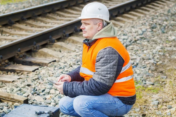 Залізничний інженер, що працює з планшетним ПК біля залізниці — стокове фото