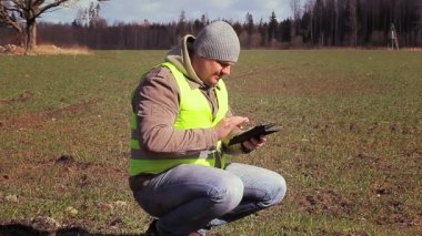 Tablet PC'de ilkbaharda ekilen alan ile çiftçi