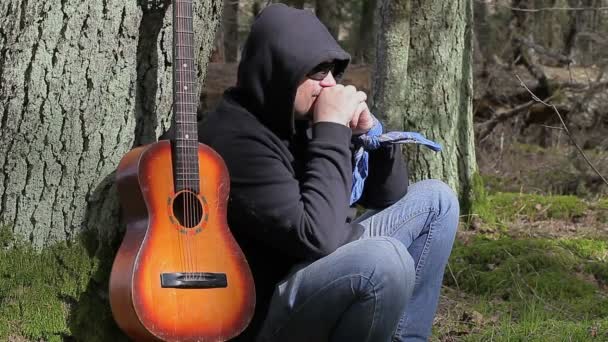 Stressful Man țipând în pădure — Videoclip de stoc