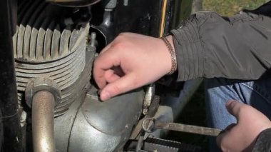 Adam eski motosiklet tamiri