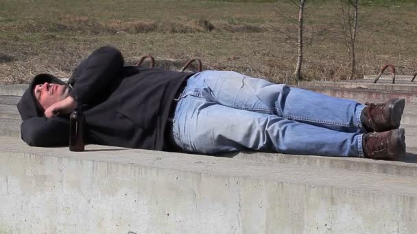 Betrunkene Männer schlafen im Freien — Stockvideo
