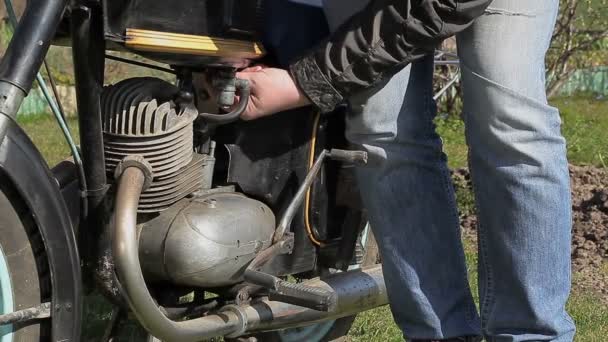 Hombre cerca de la vieja motocicleta al aire libre — Vídeos de Stock