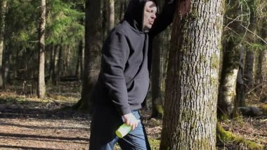 Kilolu ağaç parkta yakınındaki ile yorgun runner