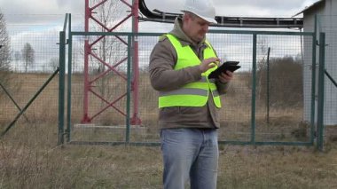 Açık havada, tablet Pc ile çalışan mühendis