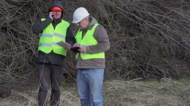Orman mühendisleri twigs yığını konuşuyor