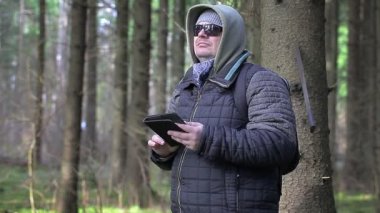 Pala, sırt çantası ve tablet Pc ormanda uzun yürüyüşe çıkan kimse