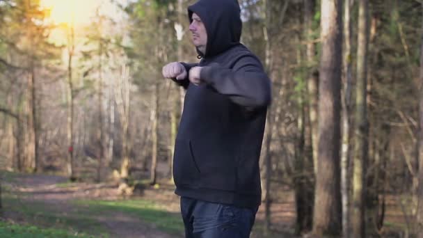 Muž v ranní rozcvičce před jogging — Stock video