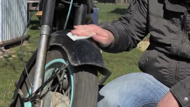 El hombre limpia la vieja motocicleta — Vídeo de stock