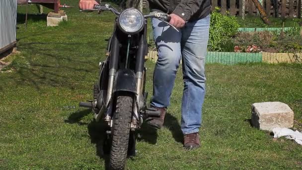男人会尝试启动摩托车在室外 — 图库视频影像