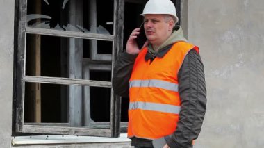 Bina yakınında cep telefonu ile inşaat müfettişi