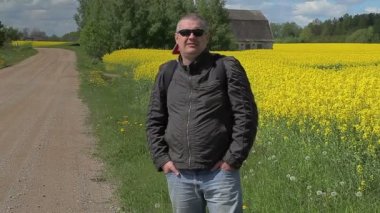 Yürüyüşçü kırsal yolda araba durdurmaya çalışın