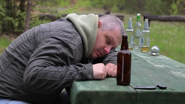 醉酒男子与一瓶酒精在户外 — 图库视频影像
