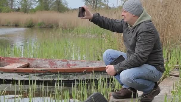 Wandelaar filmen met Tablet PC in de buurt van Lake — Stockvideo