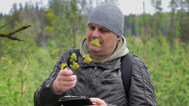 Caminhante na floresta com tablet PC — Vídeo de Stock