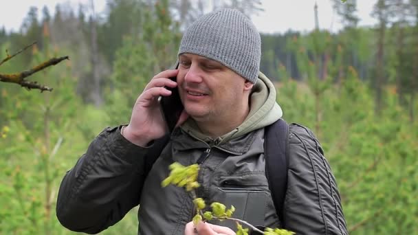 Wandelaar in het bos met mobiele telefoon — Stockvideo