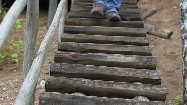 Hombre bajando las escaleras — Vídeo de stock