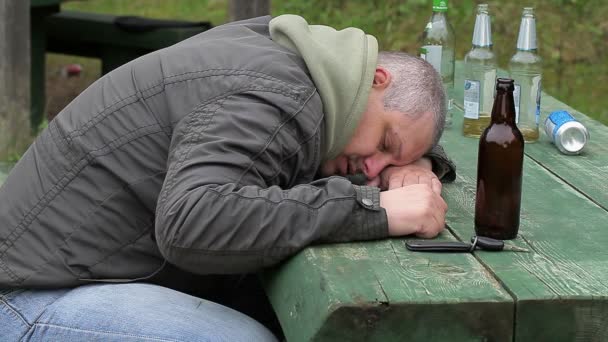 Drunk men sleeping on table — Stok video