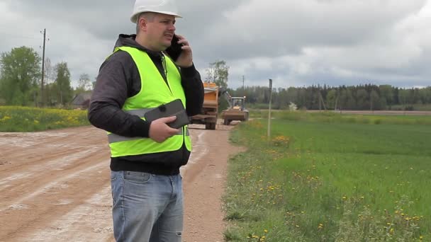 Ingeniero con teléfono celular en reparaciones de carreteras — Vídeo de stock