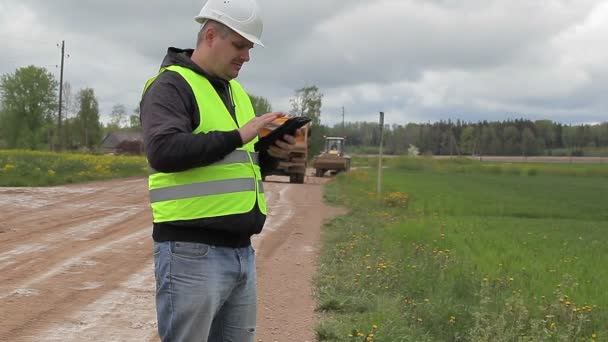 Ingeniero con tablet PC en reparaciones de carreteras — Vídeos de Stock