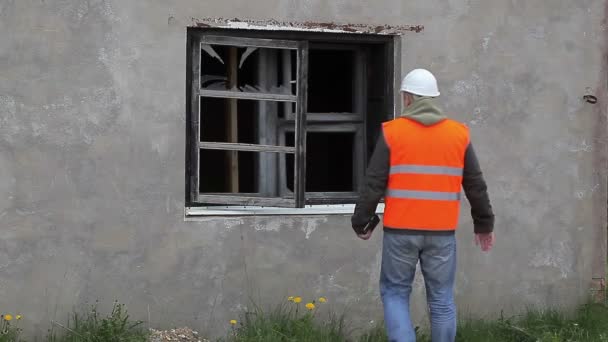 Inspector de construcción compruebe ventana rota — Vídeo de stock