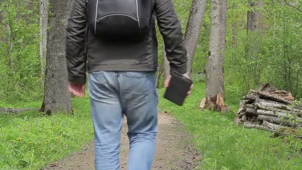 Senderista con mochila en el bosque — Vídeos de Stock