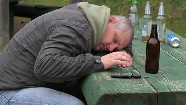 Homens bêbados perto da mesa ao ar livre — Vídeo de Stock