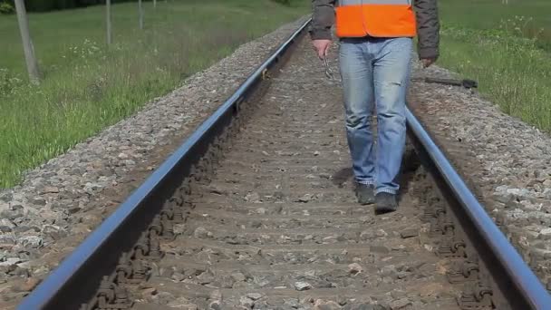 Werknemer op de spoorweg — Stockvideo