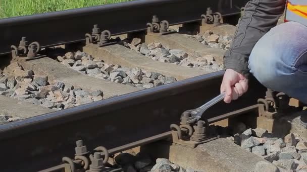 Trabalhador na estrada de ferro — Vídeo de Stock