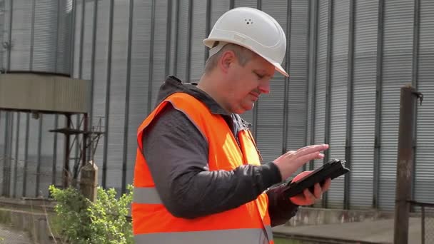 Ingeniero en la fábrica trabajando con la tableta — Vídeos de Stock
