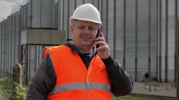 Fabrikada işçiler için mühendis çağrısı — Stok video