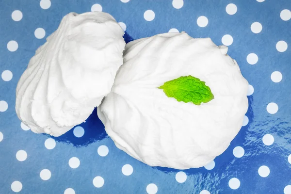 Marshmallows brancos com hortelã-pimenta em caixa de papelão de polca — Fotografia de Stock