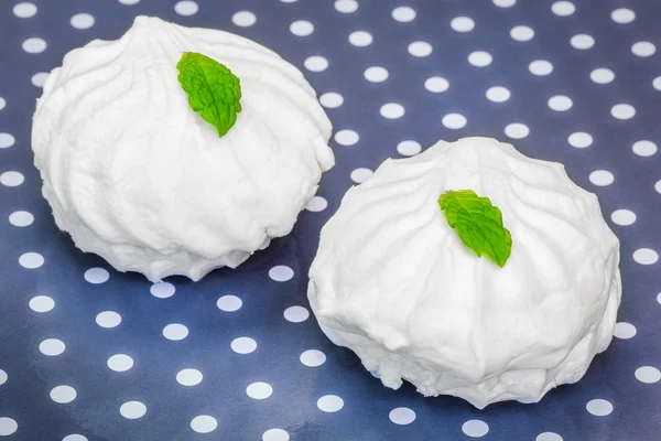 White marshmallows with peppermint on polka cardboard — Stock fotografie