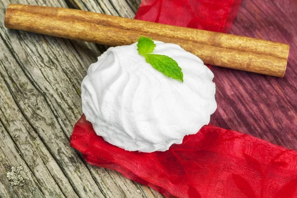 Marshmallow branco com hortelã-pimenta em madeira — Fotografia de Stock