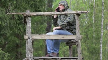 Cep telefonu ile ormanda uzun yürüyüşe çıkan kimse