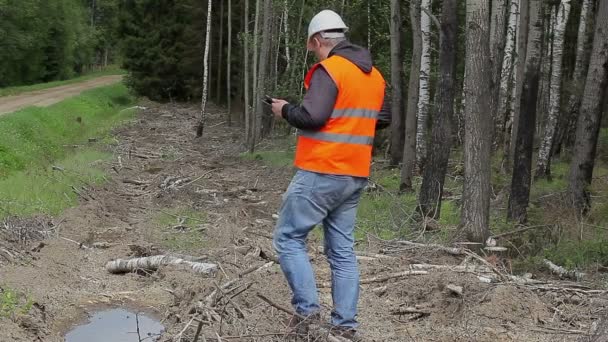 Skogen ingenjör med tablet Pc — Stockvideo